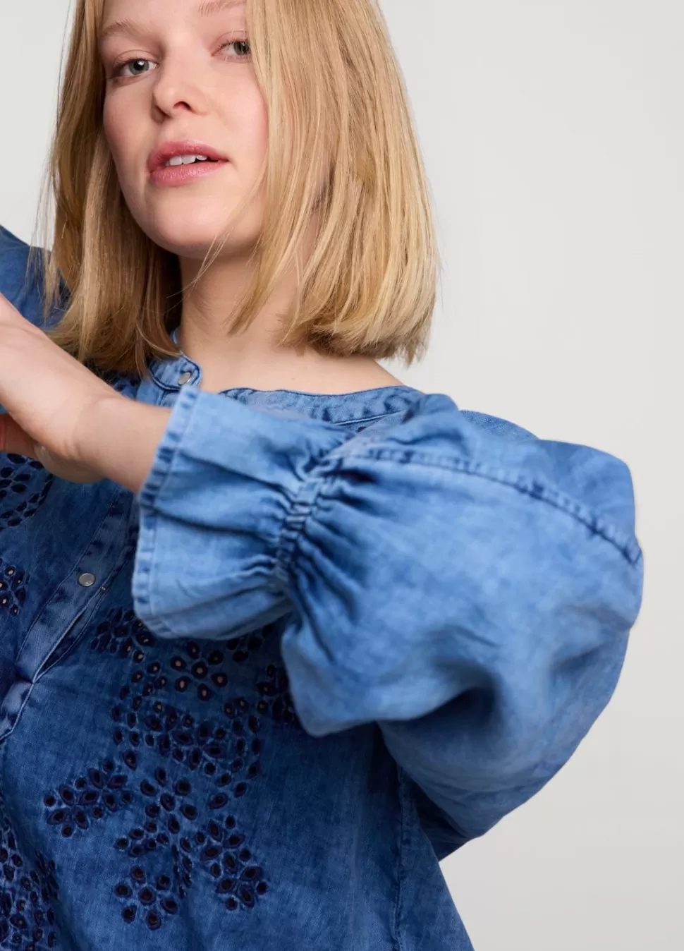 blouse_met_broderie_anglaise_2.webp Summum Woman Blouse Met Broderie Anglaise | Vrouwen Blouses