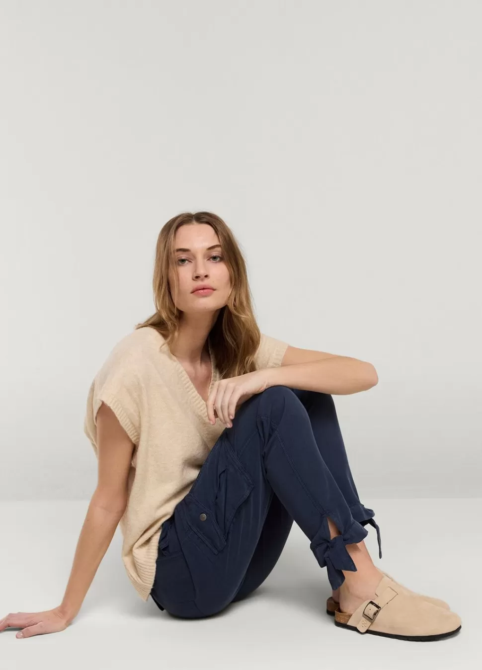 cargobroek_met_strik_5-1.webp Summum Woman Cargobroek Met Strik | Vrouwen Broeken & Jumpsuits