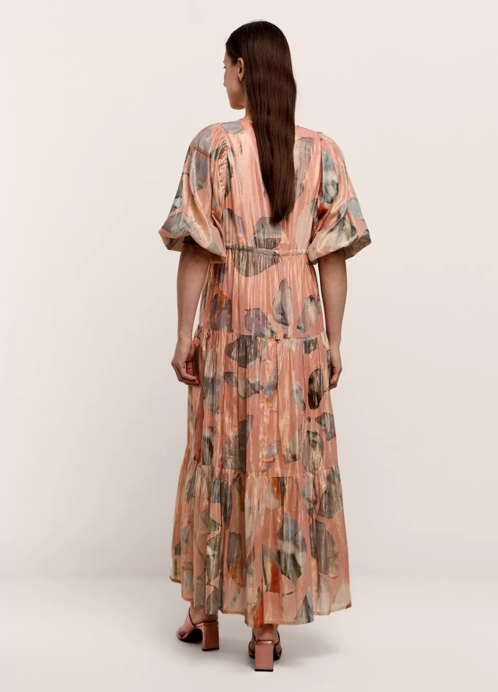 lange_glinsterende_strokenjurk_2.webp Summum Woman Lange Glinsterende Strokenjurk | Vrouwen Jurken