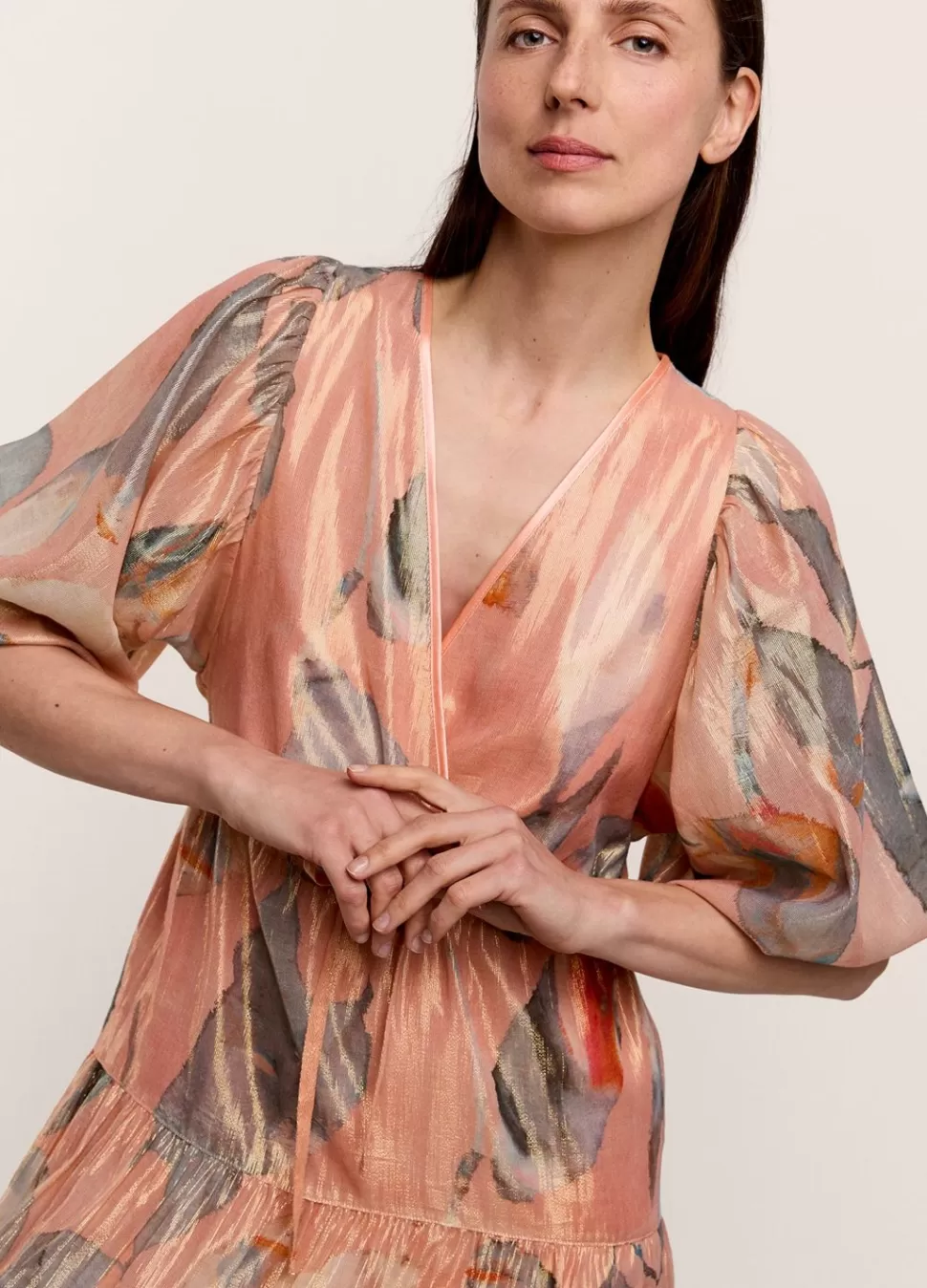 lange_glinsterende_strokenjurk_5.webp Summum Woman Lange Glinsterende Strokenjurk | Vrouwen Jurken